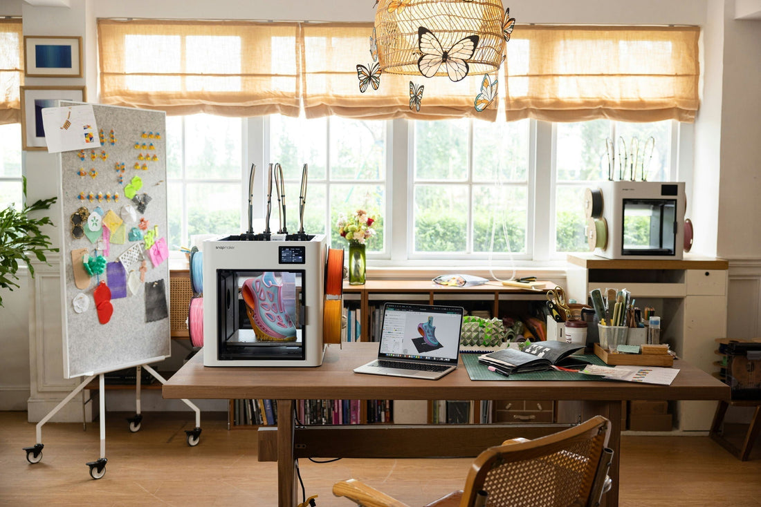 3d-printer-en-laptop-op-bureau-in-heldere-creatieve-studio