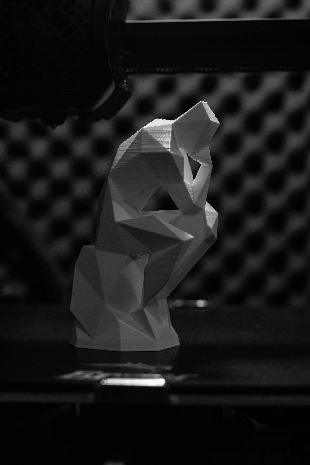 low-poly-beeld-van-menselijk-figuur-geprint-in-wit-filament